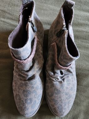 Womans BLOWFISH Womans Bootie Size 7